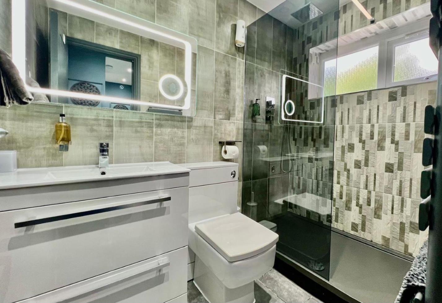 Modern Suites -5 Bedroom House- With Free Parking Birmingham City Exterior foto